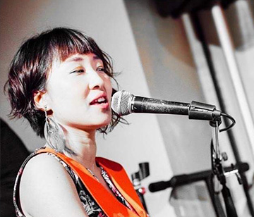 Atsuko ボーカル、ダンスボーカル、ピアノボーカル 東京音楽大学作曲科 、 LA College of Music ボーカルコース卒業。Tokyo School of Musicをはじめ講師として勤務。芸能事務所のボーカル講師も務める。