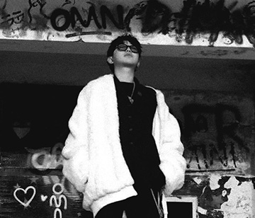 FLAME (Kim Honjun) 日本語、韓国語 韓国でラッパーとしてデビュー後、作家活動、ラップ&ボーカルディレクター活動も行い、日本ではKing & Princeのラッププロダクションや、INI,Zerobaseoneに作詞などの実績がある。
